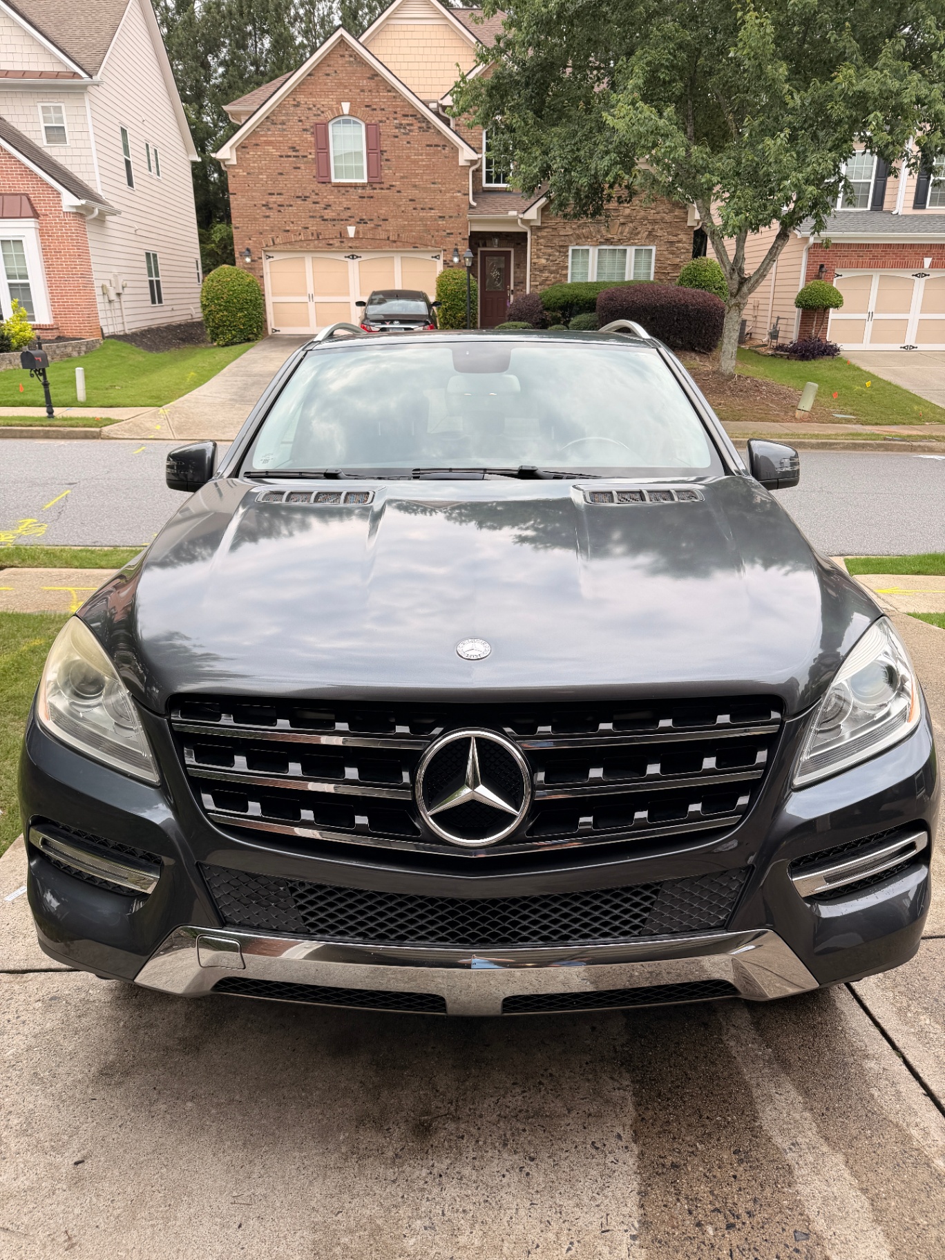 Mobile car wash on a driveway